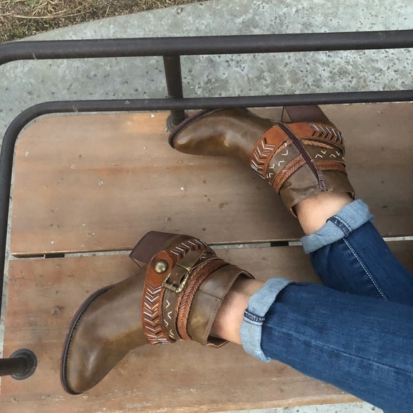BROWN FAUX LEATHER WESTERN BOOTS - Picture 5 of 8